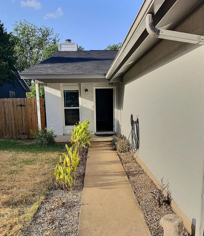 11439 Ptarmigan Dr in Austin, TX - Foto de edificio - Building Photo