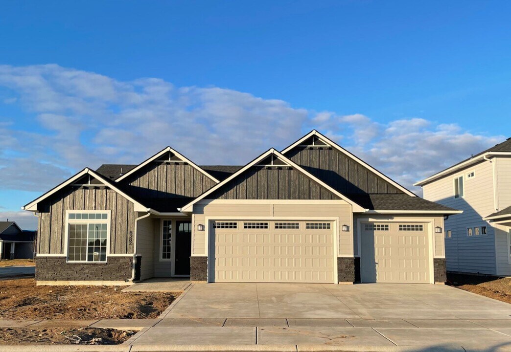 8382 E Twin Eagles St in Nampa, ID - Building Photo