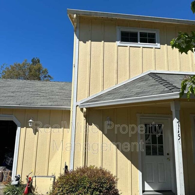 property at 715 SW Laurel St