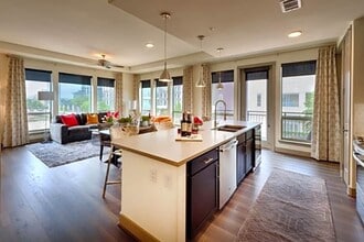 909 Town and Country Blvd in Houston, TX - Building Photo - Building Photo