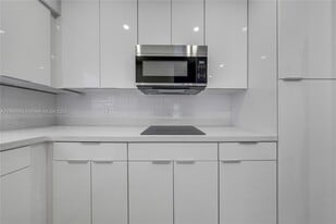 2464 SW 22nd St, Unit 5 in Miami, FL - Building Photo