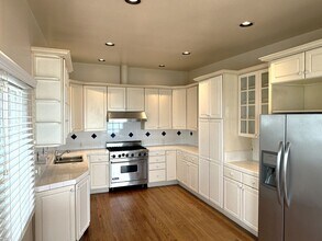 7103 Rindge Ave in Los Angeles, CA - Foto de edificio - Building Photo