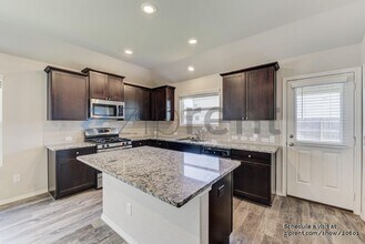 9811 Marbach Brk in San Antonio, TX - Foto de edificio - Building Photo