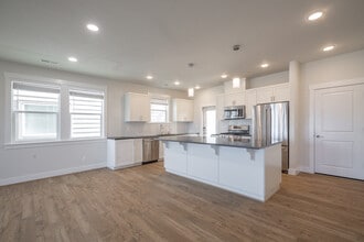 7674 NW Kaiser Rd in Portland, OR - Foto de edificio - Building Photo