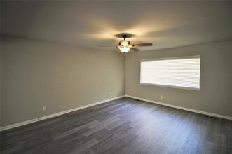 111 S 1st St in Midlothian, TX - Foto de edificio - Building Photo