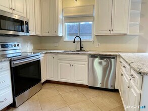 445 Heritage Vlg in Southbury, CT - Building Photo - Building Photo