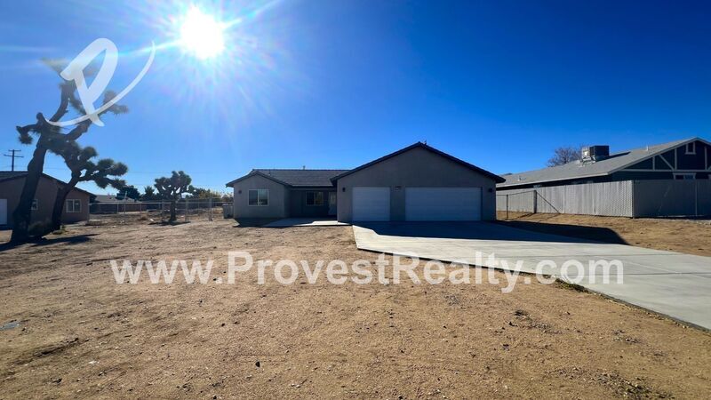 13985 Smoketree St in Hesperia, CA - Building Photo