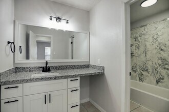 12609 Veterans Memorial Dr in Houston, TX - Building Photo - Building Photo
