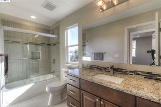 3571 Christensen Ln, Unit 3571B in Castro Valley, CA - Foto de edificio - Building Photo