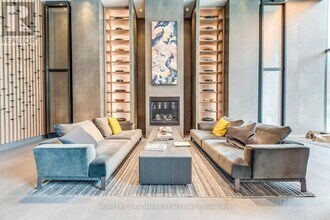 55 Charles St E in Toronto, ON - Building Photo - Building Photo