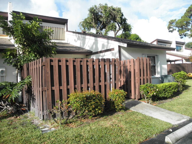 1909 Abbey Rd in West Palm Beach, FL - Building Photo - Building Photo