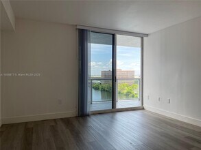 5085 NW 7th St in Miami, FL - Building Photo - Building Photo