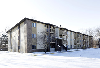 James Manor Apartments in Fridley, MN - Building Photo - Building Photo