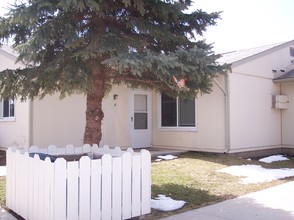 Cedar Hickory Place Apartments in Avon, SD - Foto de edificio - Building Photo