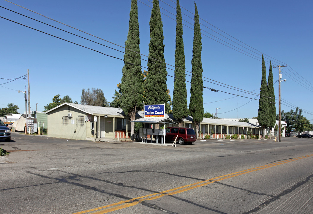 California Trailer Court in Modesto, CA - Foto de edificio