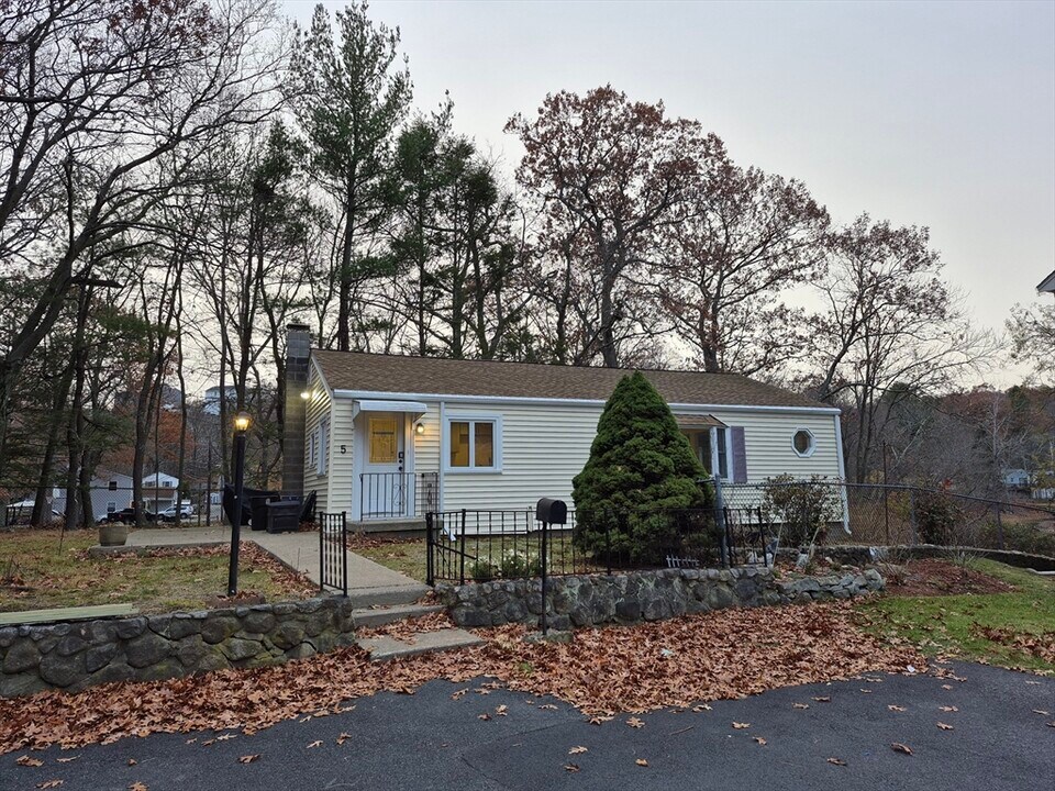 5 Lakeview Ave in Peabody, MA - Building Photo