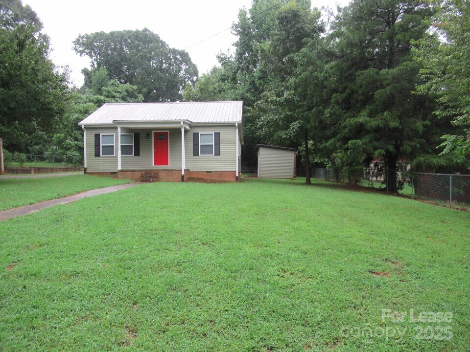 10 E Holly St in Maiden, NC - Foto de edificio