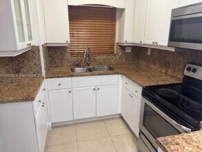 8820 Fontainebleau Blvd in Miami, FL - Building Photo - Building Photo