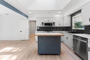 4939 Woodland Dr in St. Petersburg, FL - Building Photo