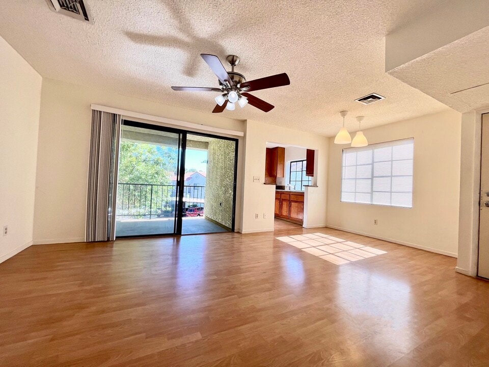 4747 Nara Vista Way, Unit 202 in Las Vegas, NV - Foto de edificio
