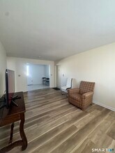 4 Van Zant St in Norwalk, CT - Foto de edificio - Building Photo