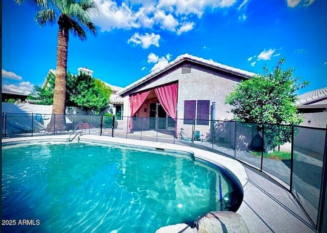 14410 S 44th St in Phoenix, AZ - Foto de edificio - Building Photo