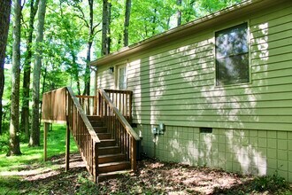 8212 S Lowell Rd in Bahama, NC - Foto de edificio - Building Photo