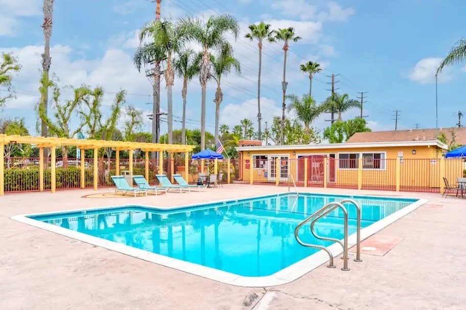 Ocean Park Apartments in Huntington Beach, CA - Building Photo
