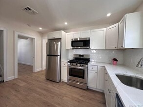 12 Canyon St in Huntington, NY - Building Photo - Building Photo