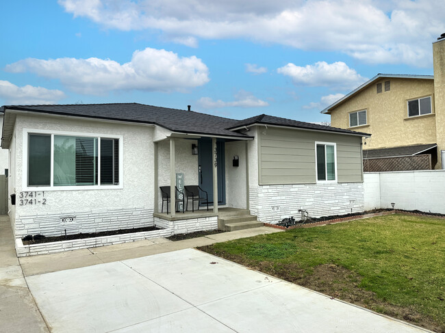 3739 Centralia St in Lakewood, CA - Building Photo - Building Photo