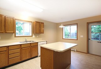 Southwood Park Townhomes in Thief River Falls, MN - Building Photo - Building Photo