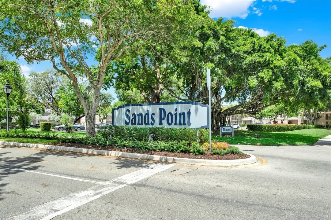 8320 Sands Point Blvd in Tamarac, FL - Building Photo