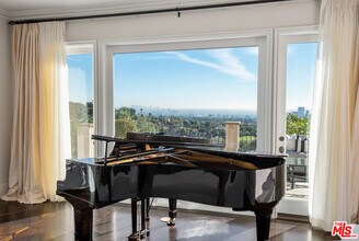 980 Stradella Rd in Los Angeles, CA - Building Photo - Building Photo