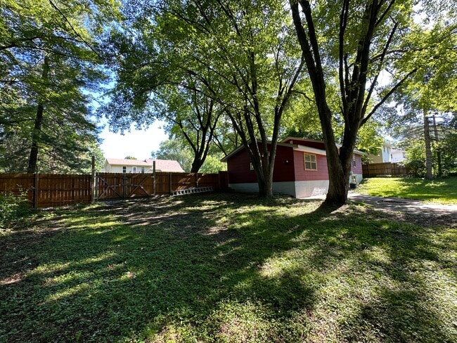 318 16th Ave W, Unit B in Menomonie, WI - Building Photo - Building Photo