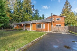 3861 Charlton Dr in Qualicum Beach, BC - Building Photo - Building Photo
