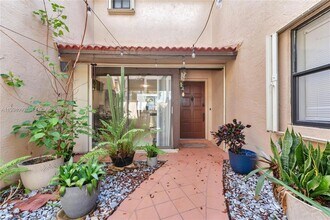 10003 Costa Del Sol Blvd in Doral, FL - Foto de edificio - Building Photo