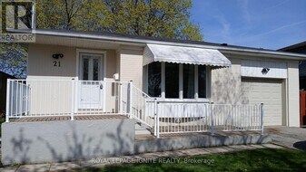 21 Humheller Rd in Toronto, ON - Building Photo
