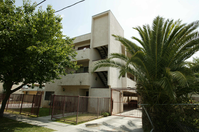 7320 Eton Ave in Canoga Park, CA - Foto de edificio - Building Photo