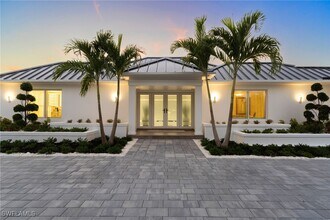3737 Crayton Rd in Naples, FL - Building Photo - Building Photo
