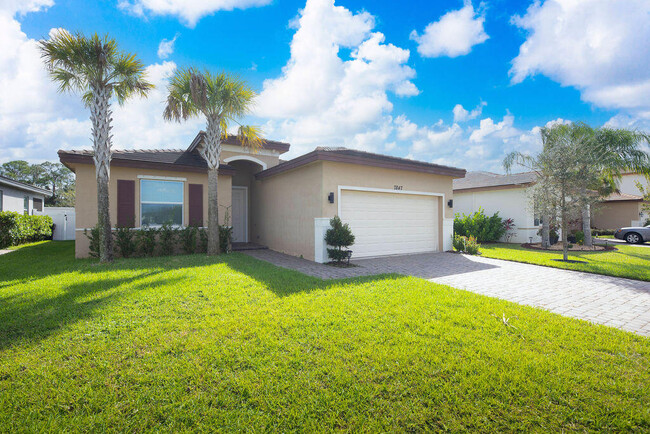 7847 NW Greenbank Cir in Port St. Lucie, FL - Foto de edificio - Building Photo