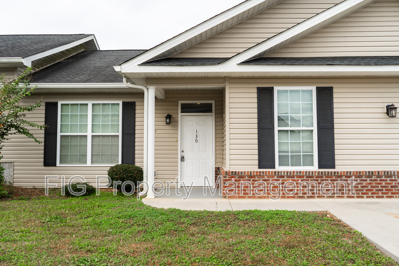 130 Stonegate Cir in Loudon, TN - Foto de edificio