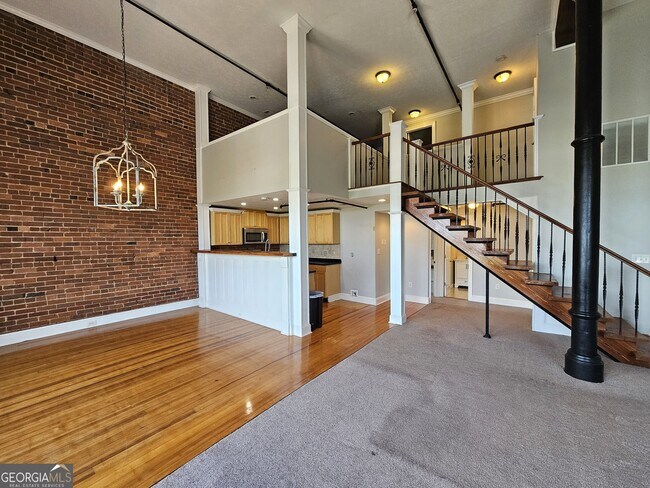 102 N Hill St in Griffin, GA - Foto de edificio - Building Photo