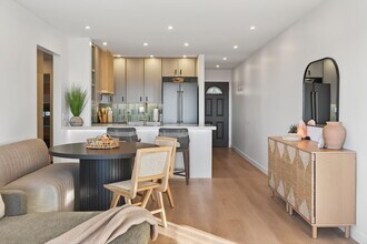 218 E Surfside Dr, Unit 218 E Surfside in Port Hueneme, CA - Foto de edificio - Building Photo