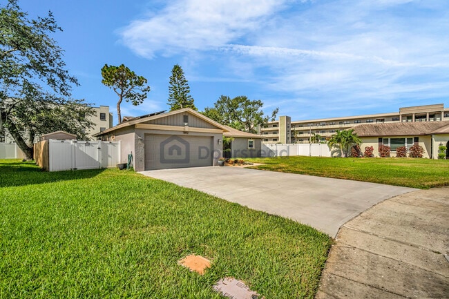 7892 Sundown Dr in St. Petersburg, FL - Building Photo - Building Photo