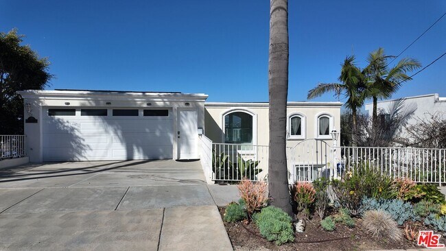 8120 Billowvista Dr in Los Angeles, CA - Building Photo - Building Photo