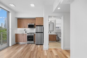 650 SW 1st St, Unit 406 in Miami, FL - Foto de edificio - Building Photo