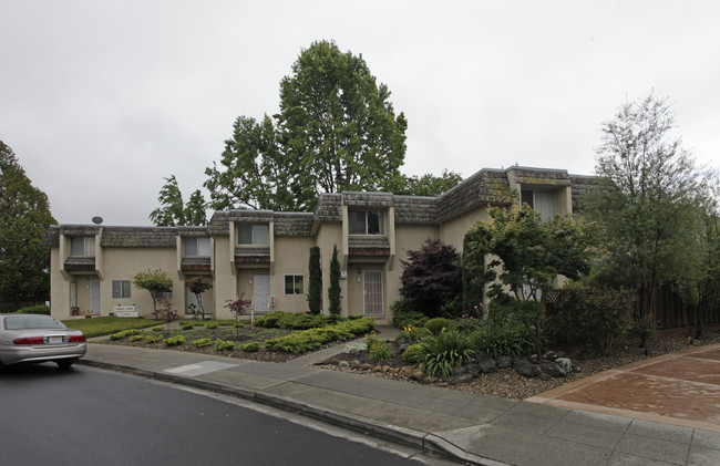 Garden Court in Castro Valley, CA - Building Photo - Building Photo