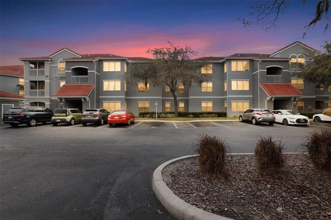 18001 Richmond Pl Dr in Tampa, FL - Building Photo - Building Photo