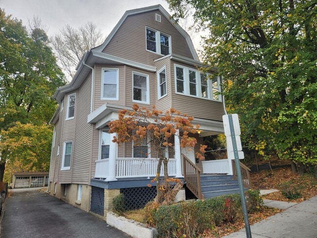 68 Llewellyn Ave, Unit 1 Bedroom - unit 3