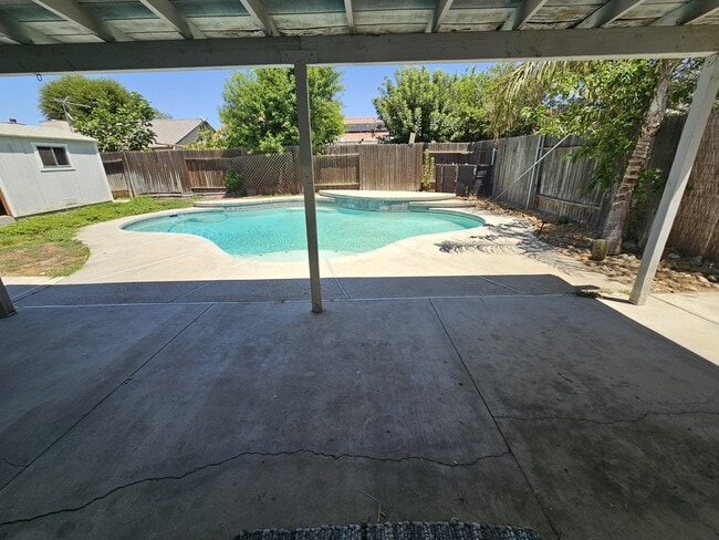 5400 Sugar Pine Dr in Bakersfield, CA - Building Photo - Building Photo
